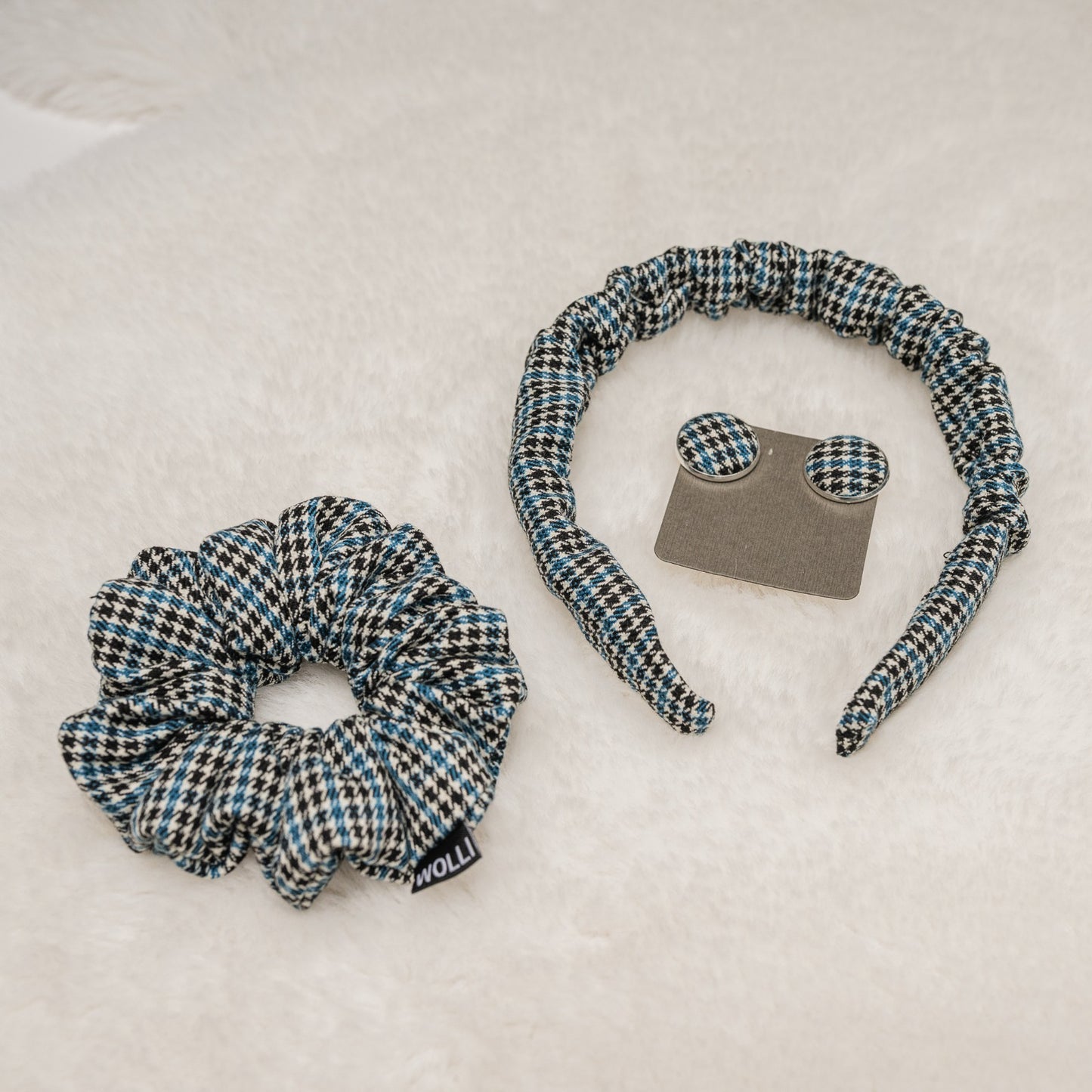 Scrunchie, Haarreif und Ohrringe kariert