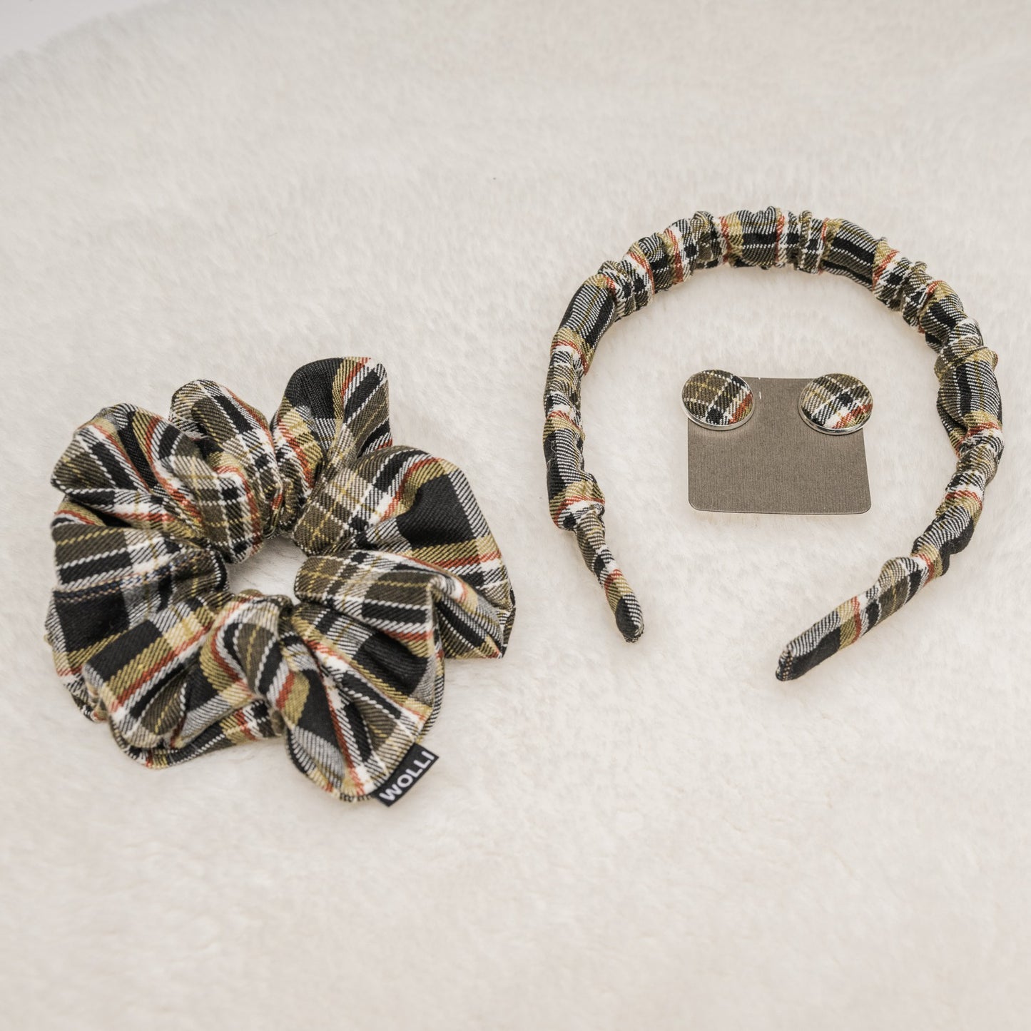 Scrunchie, Haarreif und Ohrringe kariert