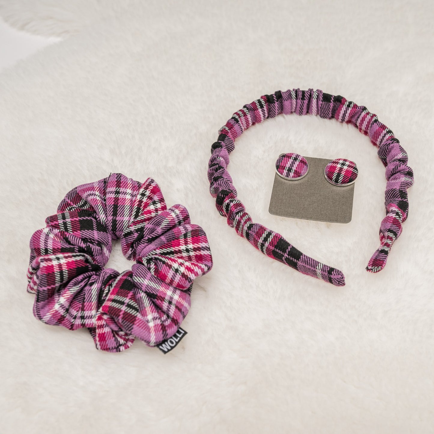 Scrunchie, Haarreif und Ohrringe kariert
